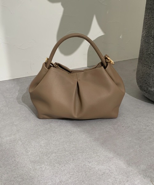 Chez toi(シェトワ)の「センタータックミニショルダーバッグ(ショルダーバッグ・レディース・ブラック/イエロー/グレイッシュベージュ・FREE)」の1枚目の写真