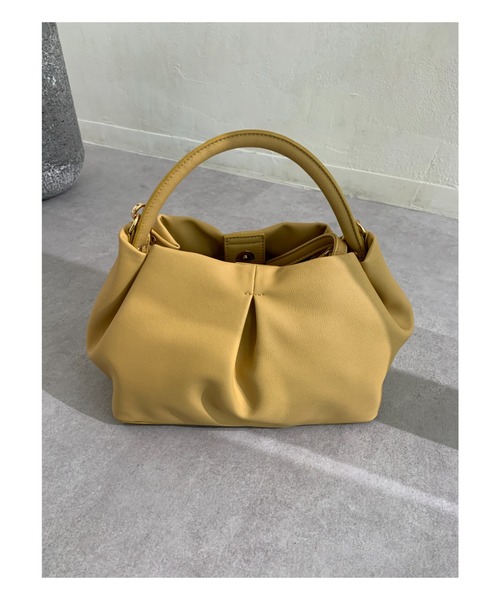 Chez toi(シェトワ)の「センタータックミニショルダーバッグ(ショルダーバッグ・レディース・ブラック/イエロー/グレイッシュベージュ・FREE)」の2枚目の写真