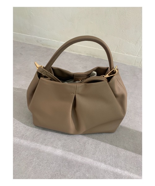 Chez toi(シェトワ)の「センタータックミニショルダーバッグ(ショルダーバッグ・レディース・ブラック/イエロー/グレイッシュベージュ・FREE)」の5枚目の写真