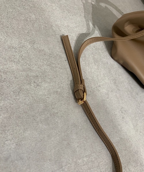 Chez toi(シェトワ)の「センタータックミニショルダーバッグ(ショルダーバッグ・レディース・ブラック/イエロー/グレイッシュベージュ・FREE)」の6枚目の写真