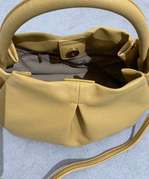 Chez toi(シェトワ)の「センタータックミニショルダーバッグ(ショルダーバッグ・レディース・ブラック/イエロー/グレイッシュベージュ・FREE)」の8枚目の写真