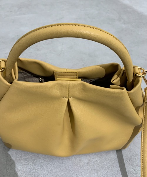 Chez toi(シェトワ)の「センタータックミニショルダーバッグ(ショルダーバッグ・レディース・ブラック/イエロー/グレイッシュベージュ・FREE)」の7枚目の写真