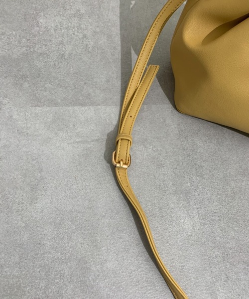 Chez toi(シェトワ)の「センタータックミニショルダーバッグ(ショルダーバッグ・レディース・ブラック/イエロー/グレイッシュベージュ・FREE)」の9枚目の写真