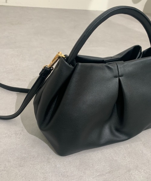 Chez toi(シェトワ)の「センタータックミニショルダーバッグ(ショルダーバッグ・レディース・ブラック/イエロー/グレイッシュベージュ・FREE)」の11枚目の写真