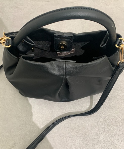 Chez toi(シェトワ)の「センタータックミニショルダーバッグ(ショルダーバッグ・レディース・ブラック/イエロー/グレイッシュベージュ・FREE)」の12枚目の写真