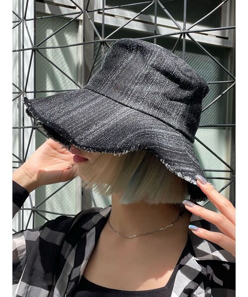 EMODA(エモダ)の「デニムワイドフリンジハット(ハット・レディース・ブラック/ブルー・FREE)」の2枚目の写真