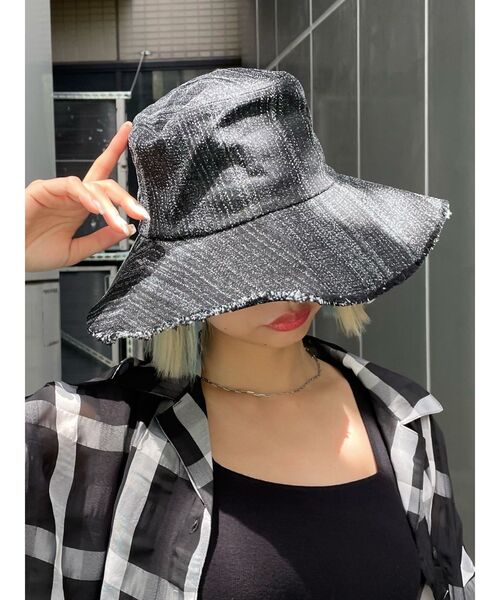 EMODA(エモダ)の「デニムワイドフリンジハット(ハット・レディース・ブラック/ブルー・FREE)」の4枚目の写真