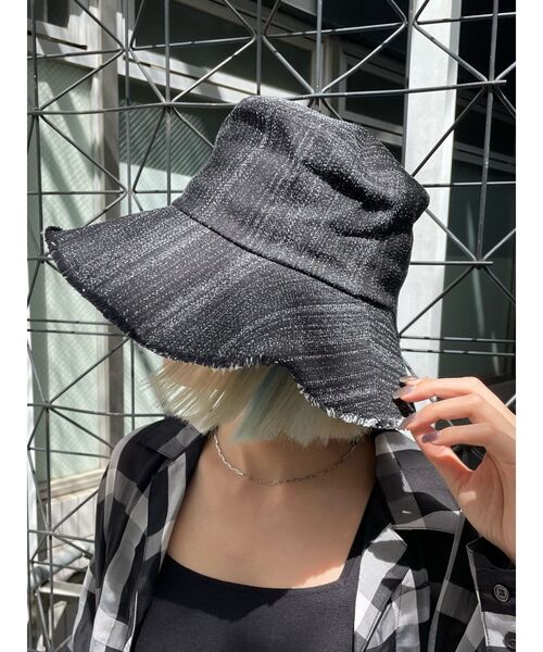 EMODA(エモダ)の「デニムワイドフリンジハット(ハット・レディース・ブラック/ブルー・FREE)」の5枚目の写真