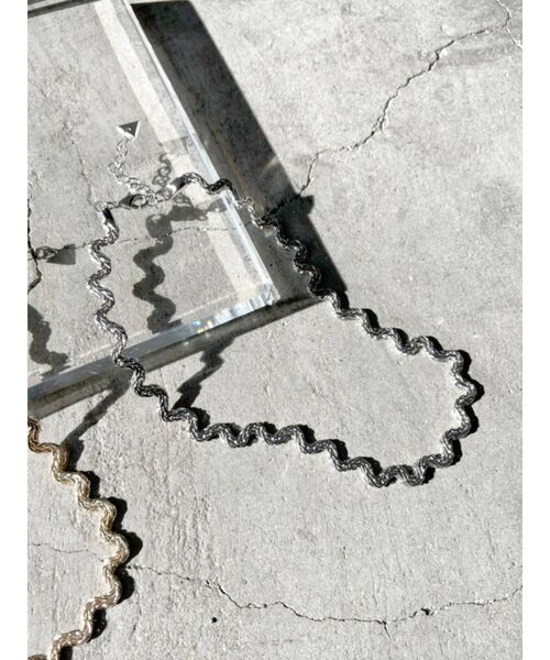 EMODA（エモダ）の「ウェーブチェーンネックレス（ネックレス・レディース・シルバー/ゴールド・FREE）」の2枚目の写真