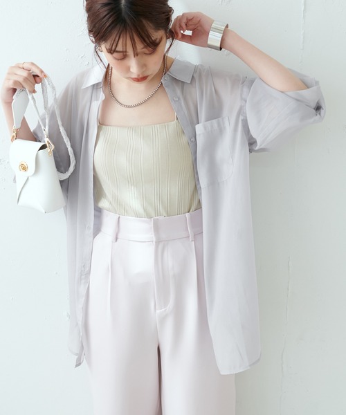 natural couture(ナチュラルクチュール)の「WEB限定カラーあり/今季押さえておきたい肩あき+シアーが旬な一枚 肩あきラメシアーシャツ(シャツ/ブラウス・レディース・グレー/オフホワイト/ピンク/オレンジ/ストライプ/チェック・FREE)」の3枚目の写真