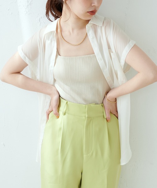 natural couture(ナチュラルクチュール)の「WEB限定カラーあり/今季押さえておきたい肩あき+シアーが旬な一枚 肩あきラメシアーシャツ(シャツ/ブラウス・レディース・グレー/オフホワイト/ピンク/オレンジ/ストライプ/チェック・FREE)」の2枚目の写真