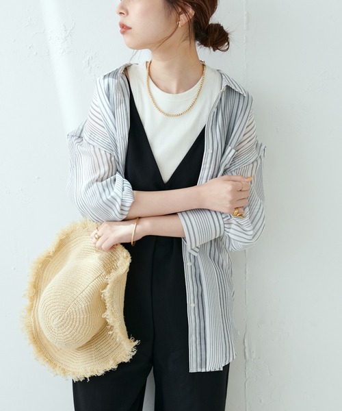 natural couture(ナチュラルクチュール)の「WEB限定カラーあり/今季押さえておきたい肩あき+シアーが旬な一枚 肩あきラメシアーシャツ(シャツ/ブラウス・レディース・グレー/オフホワイト/ピンク/オレンジ/ストライプ/チェック・FREE)」の5枚目の写真