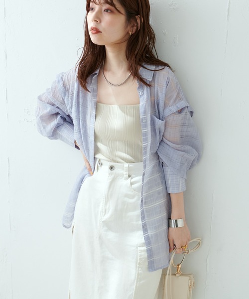 natural couture(ナチュラルクチュール)の「WEB限定カラーあり/今季押さえておきたい肩あき+シアーが旬な一枚 肩あきラメシアーシャツ(シャツ/ブラウス・レディース・グレー/オフホワイト/ピンク/オレンジ/ストライプ/チェック・FREE)」の6枚目の写真