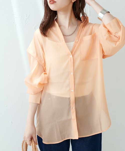 natural couture(ナチュラルクチュール)の「WEB限定カラーあり/今季押さえておきたい肩あき+シアーが旬な一枚 肩あきラメシアーシャツ(シャツ/ブラウス・レディース・グレー/オフホワイト/ピンク/オレンジ/ストライプ/チェック・FREE)」の1枚目の写真