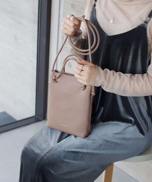 ANEMONE（アネモネ）の「ノットハンドルスクエアショルダーバッグ（ショルダーバッグ・レディース・シルバー/ベージュ/ブラック/オレンジ/グリーン/ゴールド/ブルー/オフホワイト/キャメル/エメラルド/パープル/ブラウン系その他/アイボリー/G・FREE）」の5枚目の写真