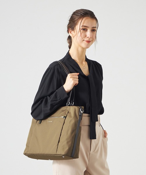 LA BAGAGERIE(ラバガジェリー)の「コーデュラ×リサイクルレザー スクエアトート(トートバッグ・レディース・ネイビー/ブラック/ダークグレー/ベージュ・FREE)」の3枚目の写真