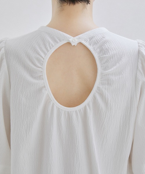 SALON adam et rope'(サロン アダム エ ロペ)の「【WEB・一部店舗限定】【洗える】バックオープンパフスリーブブラウス(シャツ/ブラウス・レディース・ブラウン/ブラック/ホワイト・FREE)」の21枚目の写真