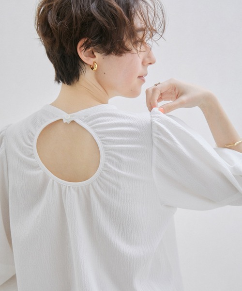 SALON adam et rope'(サロン アダム エ ロペ)の「【WEB・一部店舗限定】【洗える】バックオープンパフスリーブブラウス(シャツ/ブラウス・レディース・ブラウン/ブラック/ホワイト・FREE)」の4枚目の写真