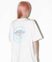 ISTKUNST（イストクンスト）の「A'GEM/9 × .kom『ISTKUNST/イストクンスト』LOGO&SMILEY TEE/ロゴ&スマイル 半袖 カットソー（Tシャツ/カットソー）」