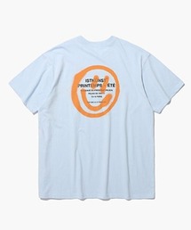 ISTKUNST（イストクンスト）の「A'GEM/9 × .kom『ISTKUNST/イストクンスト』LOGO&SMILEY TEE/ロゴ&スマイル 半袖 カットソー（Tシャツ/カットソー）」