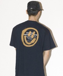 ISTKUNST | A'GEM/9 × .kom『ISTKUNST/イストクンスト』LOGO&SMILEY TEE/ロゴ&スマイル 半袖 カットソー(Tシャツ/カットソー)