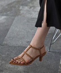 ポインテッドトゥTストラップローヒールサンダル