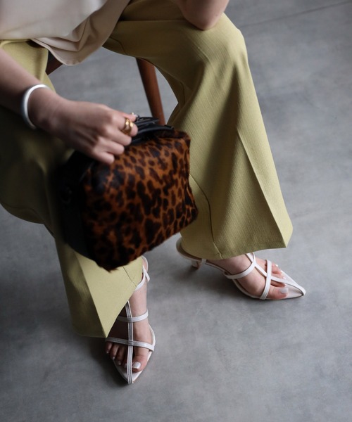 Bonjour Sagan（ボンジュールサガン）の「ポインテッドトゥTストラップローヒールサンダル（サンダル・レディース・ブラック/オフホワイト/ベージュ・L/M/S）」の8枚目の写真