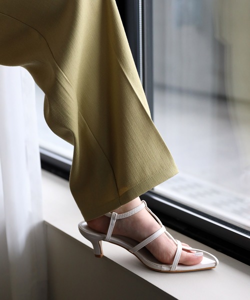 Bonjour Sagan（ボンジュールサガン）の「ポインテッドトゥTストラップローヒールサンダル（サンダル・レディース・ブラック/オフホワイト/ベージュ・L/M/S）」の9枚目の写真