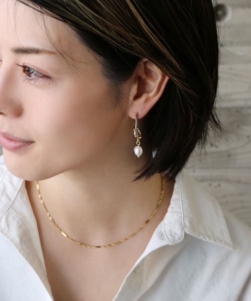 colleca la(コレカラ)の「淡水パール×ロングノットピアス(ピアス(両耳用)・レディース・シルバー/ゴールド・フリ-)」の8枚目の写真