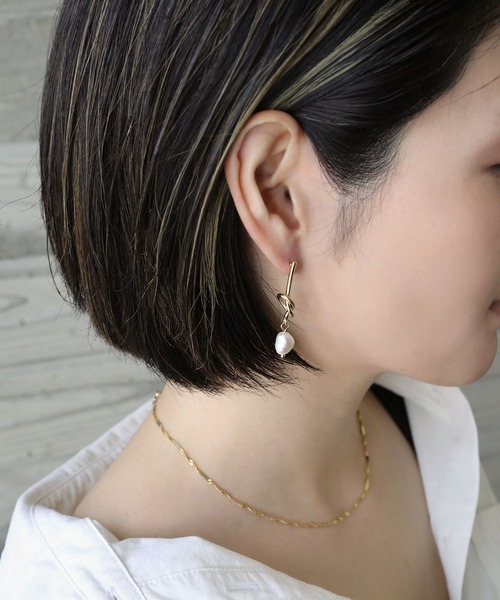 colleca la(コレカラ)の「淡水パール×ロングノットピアス(ピアス(両耳用)・レディース・シルバー/ゴールド・フリ-)」の7枚目の写真