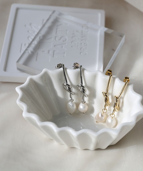 colleca la(コレカラ)の「淡水パール×ロングノットピアス(ピアス(両耳用)・レディース・シルバー/ゴールド・フリ-)」の3枚目の写真