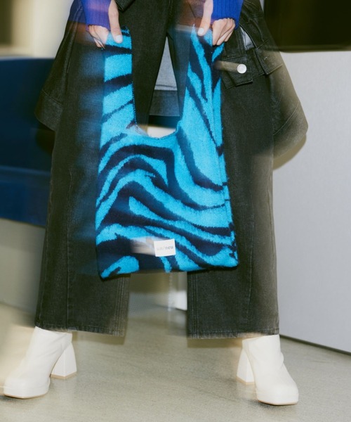 un/neu(アンノイ)の「起毛ジャガードパターンニットバッグ / ゼブラ柄ニットトート / アシンメトリーバッグ(トートバッグ・レディース・ブラック/ブルー/オレンジ・FREE)」の15枚目の写真