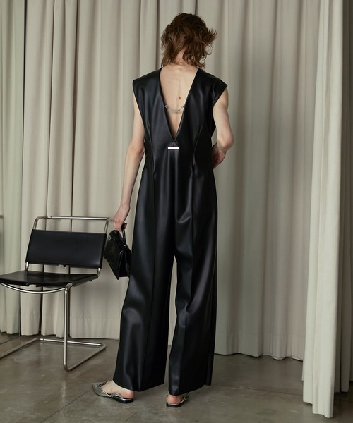 PRANK PROJECT（プランクプロジェクト）の「Vネックヴィーガンレザーオールインワン / V Neck Vegan Leather Jumpsuit（つなぎ/オールインワン・レディース・ブラック・FREE）」の3枚目の写真