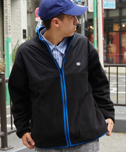DISCUS ATHLETIC（ディスカス　アスレチック）の「DISCUS ATHLETIC/ディスカス アスレチック ロゴワッペン 配色 フリースフルジップブルゾン（ブルゾン・メンズ・ブラック/ブルー/オートミール・L/XL/M）」の4枚目の写真