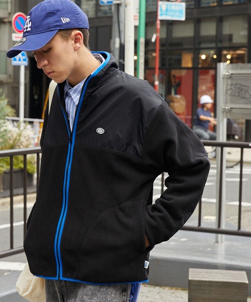 DISCUS ATHLETIC（ディスカス　アスレチック）の「DISCUS ATHLETIC/ディスカス アスレチック ロゴワッペン 配色 フリースフルジップブルゾン（ブルゾン・メンズ・ブラック/ブルー/オートミール・L/XL/M）」の5枚目の写真