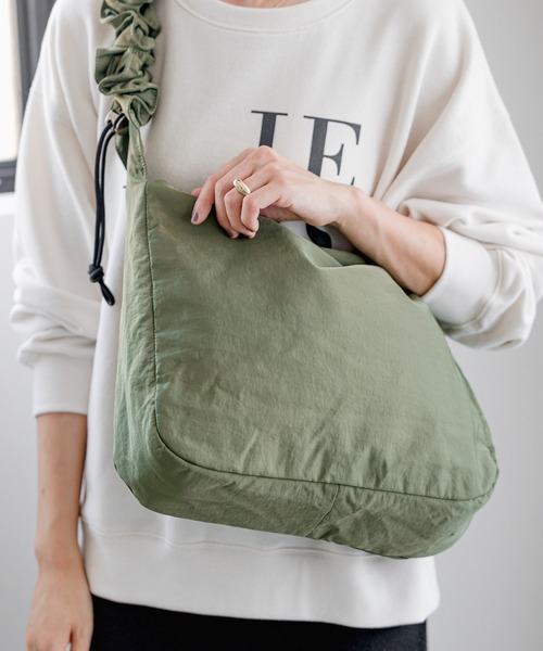 LEPSIM（レプシィム）の「撥水ナイロンドロストバッグ2　969461（ショルダーバッグ・レディース・カーキ/ブラック/アイボリー・ONE SIZE）」の3枚目の写真