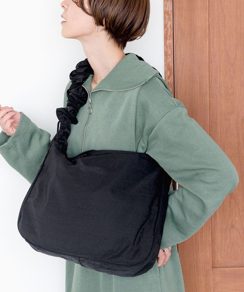 LEPSIM（レプシィム）の「撥水ナイロンドロストバッグ2　969461（ショルダーバッグ・レディース・カーキ/ブラック/アイボリー・ONE SIZE）」の6枚目の写真