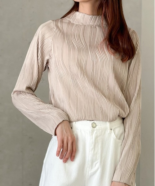 Per sist ence(パーシエンス)の「ウェーブプリーツトップス(Tシャツ/カットソー・レディース・ブラック/チャコールグレー/グレイッシュベージュ・FREE)」の3枚目の写真