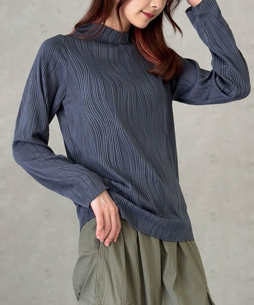 Per sist ence(パーシエンス)の「ウェーブプリーツトップス(Tシャツ/カットソー・レディース・ブラック/チャコールグレー/グレイッシュベージュ・FREE)」の2枚目の写真