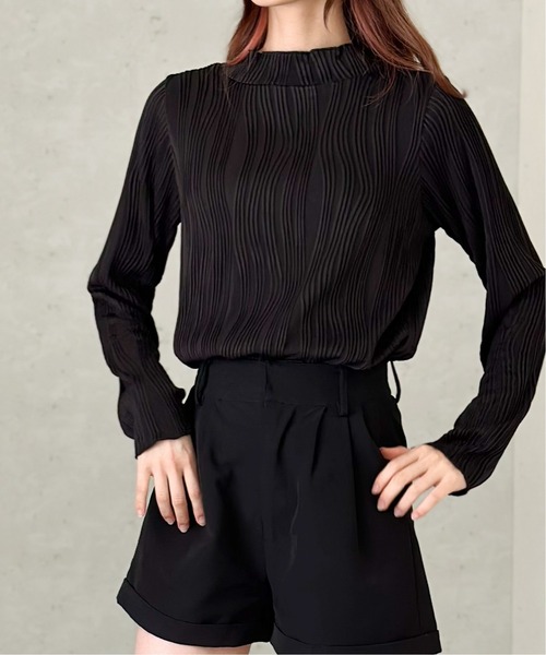 Per sist ence(パーシエンス)の「ウェーブプリーツトップス(Tシャツ/カットソー・レディース・ブラック/チャコールグレー/グレイッシュベージュ・FREE)」の1枚目の写真