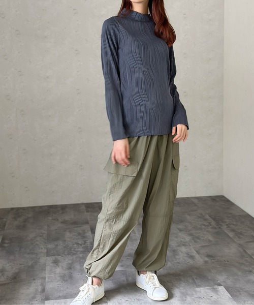 Per sist ence(パーシエンス)の「ウェーブプリーツトップス(Tシャツ/カットソー・レディース・ブラック/チャコールグレー/グレイッシュベージュ・FREE)」の14枚目の写真
