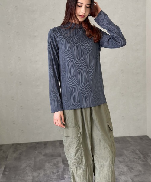 Per sist ence(パーシエンス)の「ウェーブプリーツトップス(Tシャツ/カットソー・レディース・ブラック/チャコールグレー/グレイッシュベージュ・FREE)」の15枚目の写真