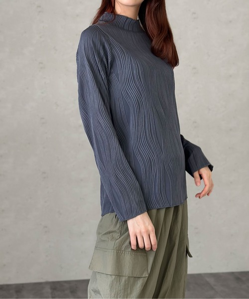Per sist ence(パーシエンス)の「ウェーブプリーツトップス(Tシャツ/カットソー・レディース・ブラック/チャコールグレー/グレイッシュベージュ・FREE)」の16枚目の写真