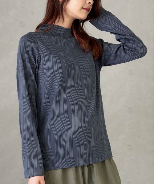 Per sist ence(パーシエンス)の「ウェーブプリーツトップス(Tシャツ/カットソー・レディース・ブラック/チャコールグレー/グレイッシュベージュ・FREE)」の17枚目の写真