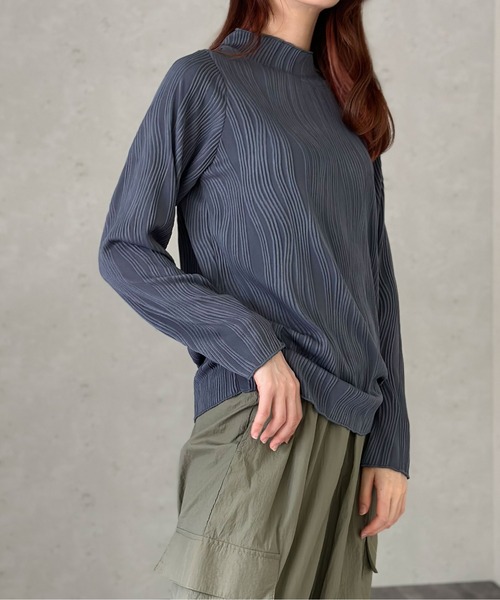 Per sist ence(パーシエンス)の「ウェーブプリーツトップス(Tシャツ/カットソー・レディース・ブラック/チャコールグレー/グレイッシュベージュ・FREE)」の18枚目の写真