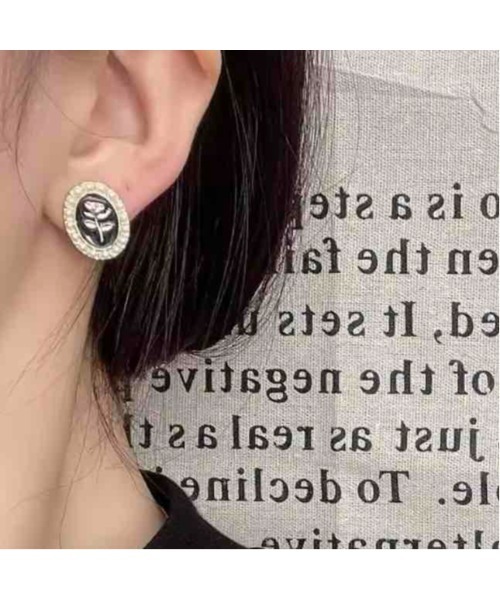 tone(トーン)の「【88eighty-eight】ミニ薔薇パールゴールドピアス【import】(MA)(ピアス(両耳用)・レディース・ゴールド・FREE)」の4枚目の写真