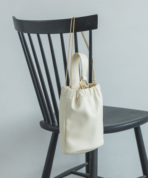 A part by(アパートバイ)の「≪追加3≫カナグツキワンハンドルバッグ(ショルダーバッグ・レディース・オフホワイト/ブラック/シルバー/ライトベージュ・FREE)」の2枚目の写真