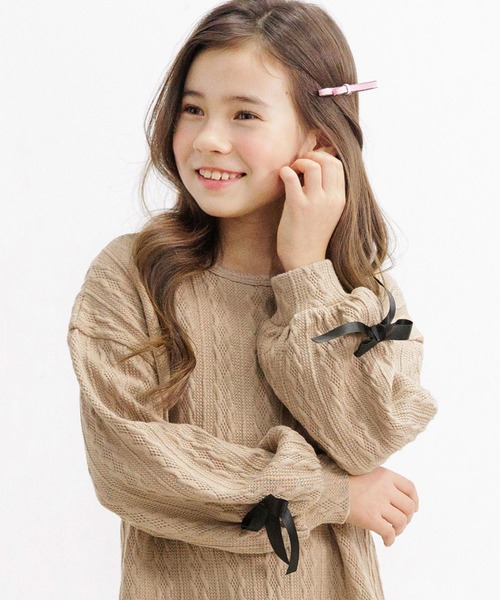 Bee des Bee（ビーデスビー）の「模様編み風袖リボンプルオーバー（ニット/セーター・キッズ・ブラック/パープル/アイボリー/グレイッシュベージュ・110cm/130cm/140cm/150cm/120cm）」の3枚目の写真