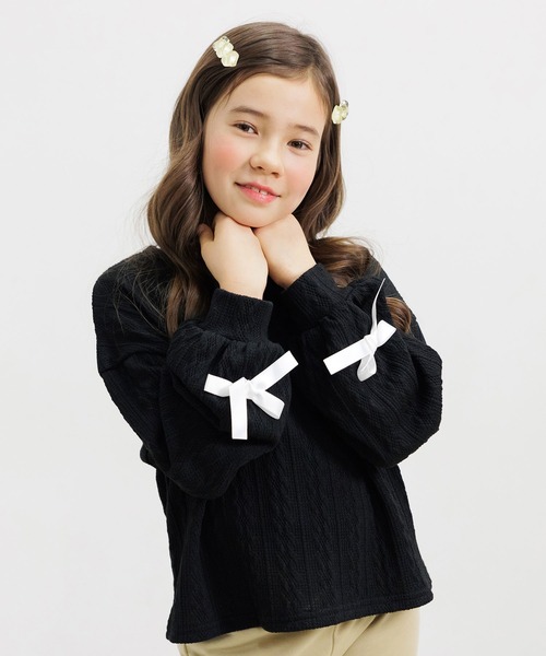 Bee des Bee（ビーデスビー）の「模様編み風袖リボンプルオーバー（ニット/セーター・キッズ・ブラック/パープル/アイボリー/グレイッシュベージュ・110cm/130cm/140cm/150cm/120cm）」の2枚目の写真