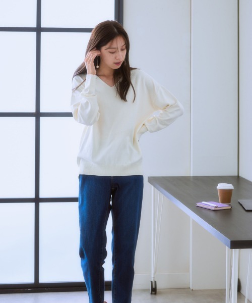 7days Life Styling(セブンデイズライフスタイリング)の「コクーンシルエットVネックセーター(静電防止・毛玉になりにくい・UVカット・タンブル乾燥OK)(ニット/セーター・レディース・ネイビー/ラベンダー/サックスブルー/アイボリー/杢グレー・S/M/L/LL)」の13枚目の写真